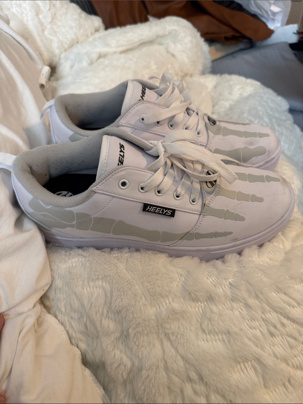 Heelys White Sneakers with Gray Skeletal Graphic w9